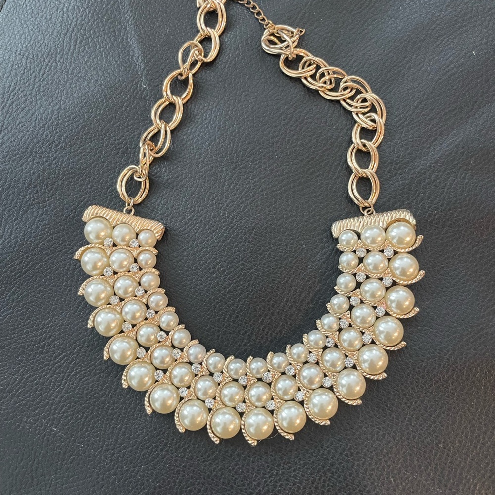 Beautiful pearl and rhinestone necklace